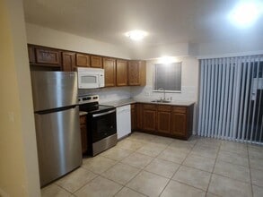 525 E Warren Ave in Longwood, FL - Building Photo - Building Photo