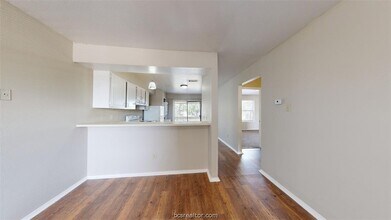 301 Manuel Dr, Unit D in College Station, TX - Foto de edificio - Building Photo