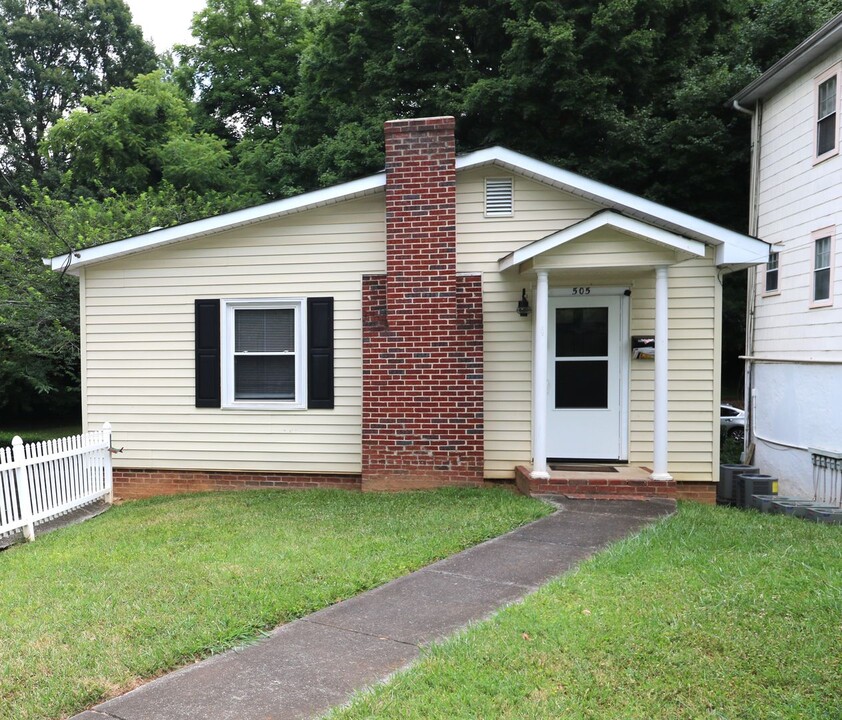 505 Lockland Ave in Winston-Salem, NC - Foto de edificio