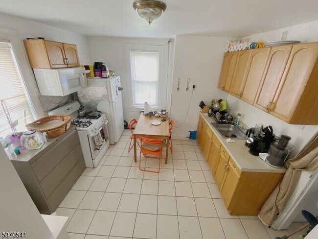 385 Stephens St in Belleville, NJ - Building Photo - Building Photo