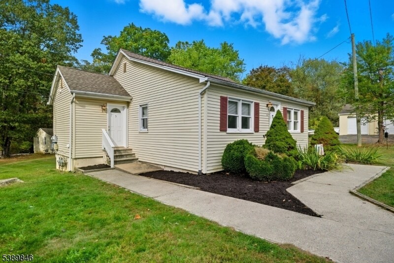 11 Calais Rd in Randolph, NJ - Building Photo