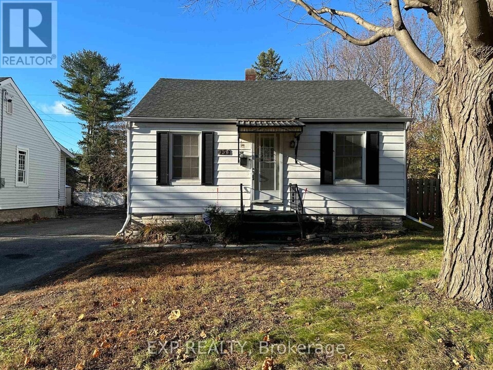 954 Fisher Ave in Ottawa, ON - Building Photo