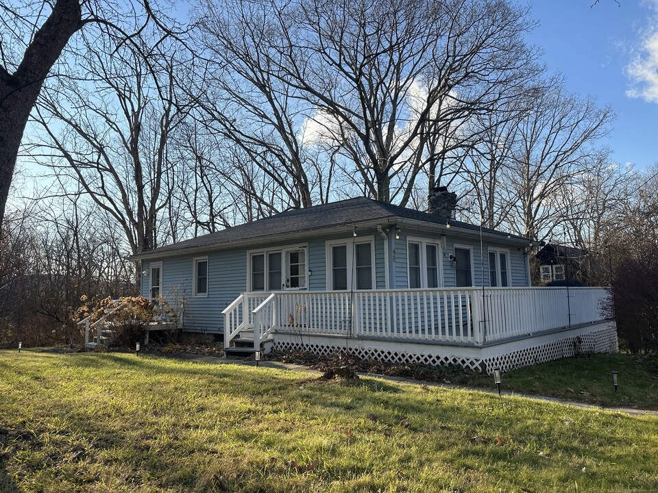 40 Robert St in Sharon, CT - Building Photo