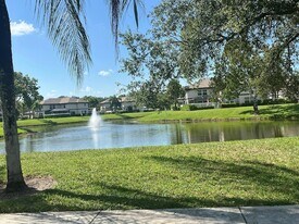 7 Amherst Ct in Royal Palm Beach, FL - Building Photo