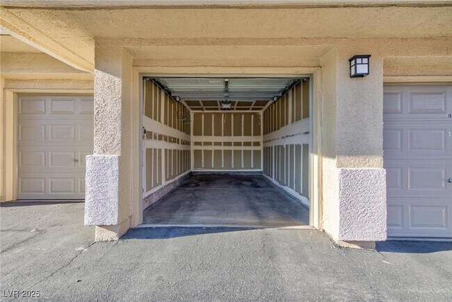 905 Domnus Ln in Las Vegas, NV - Building Photo - Building Photo