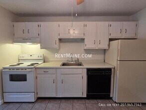 10 Tall Pines Dr in Lewiston, ME - Foto de edificio - Building Photo