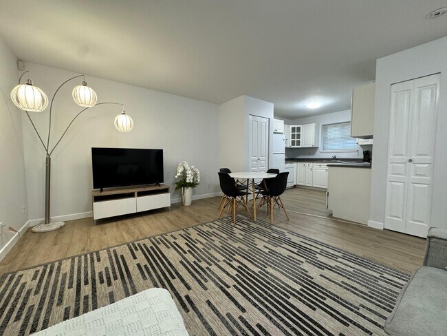 1689 Tatlow Av in North Vancouver, BC - Building Photo - Building Photo