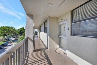 115 Lake Emerald Dr in Oakland Park, FL - Building Photo - Building Photo