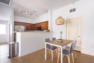 2402 E 5th St, Unit 1460 in Tempe, AZ - Foto de edificio - Building Photo