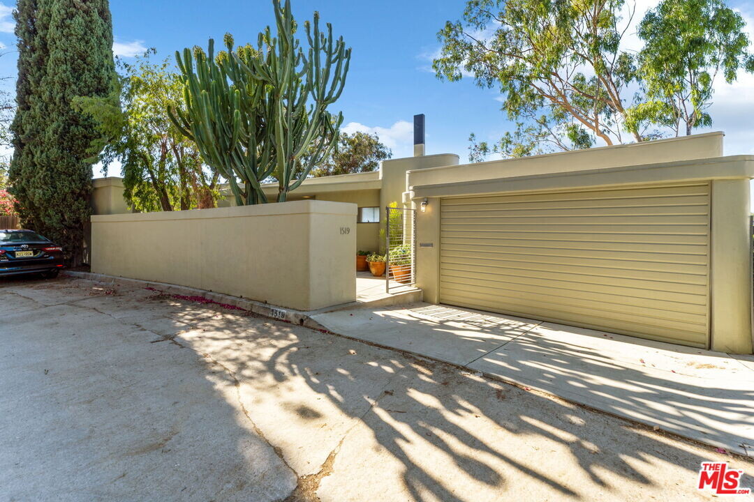 1519 N Easterly Terrace in Los Angeles, CA - Building Photo