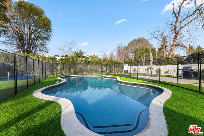 5827 Jumilla Ave in Los Angeles, CA - Building Photo - Building Photo