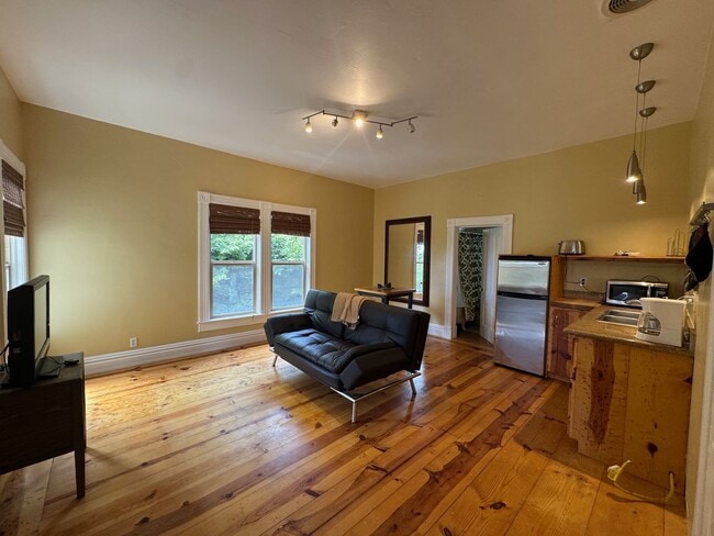 1033 Carson St in Eureka, CA - Building Photo - Building Photo