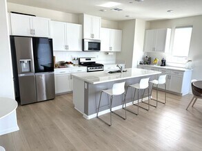 1052 Kendale Wy in Vista, CA - Building Photo - Building Photo