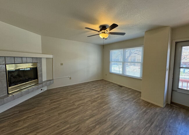 6913 Yellowpine Dr in Colorado Springs, CO - Foto de edificio - Building Photo