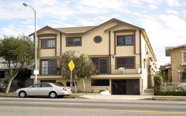 2108 Crenshaw Blvd in Los Angeles, CA - Building Photo