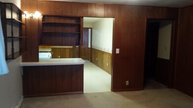 2018 Barker Ct in Lawrence, KS - Foto de edificio - Building Photo