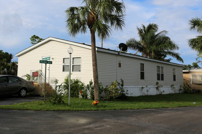 Holiday Ranch/Happy Landing MHP in West Palm Beach, FL - Building Photo - Primary Photo