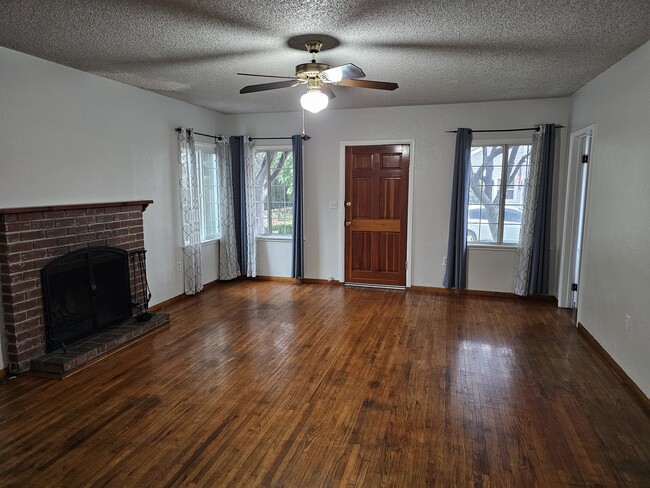 249 W Hampton Ct in Covina, CA - Foto de edificio - Building Photo