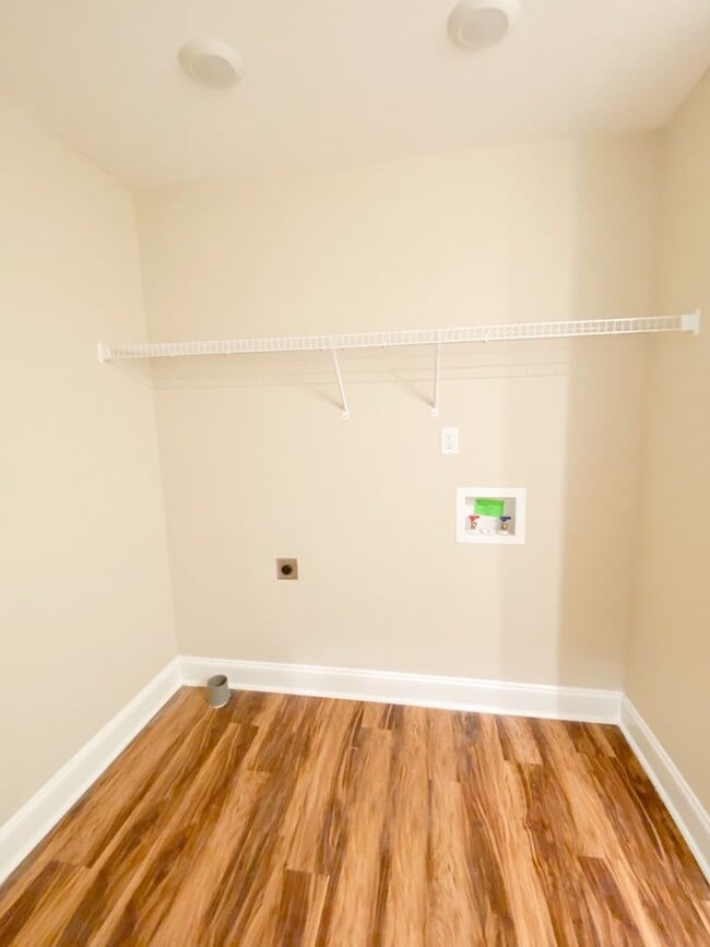 102 Meadow Ln in Oak Grove, KY - Building Photo - Building Photo