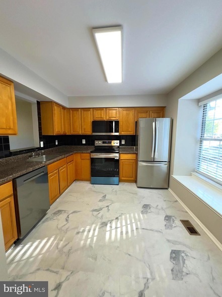 12869 Climbing Ivy Dr in Germantown, MD - Building Photo - Building Photo