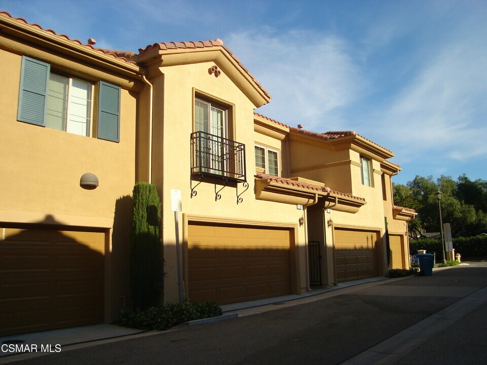 1440 Patricia Ave in Simi Valley, CA - Foto de edificio