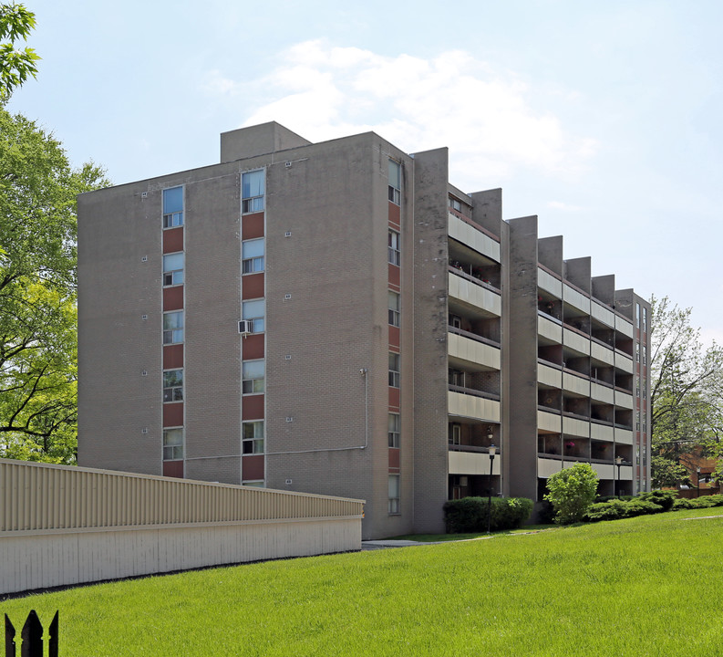 Lakeshore Towers in Toronto, ON - Building Photo