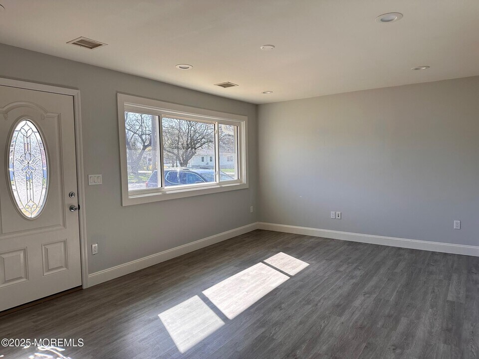 204 Dickinson Ave in Toms River, NJ - Building Photo
