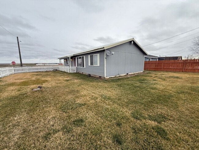 300 Fir Ave in Warden, WA - Building Photo - Building Photo