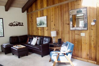 181 Crystal Ln in Mammoth Lakes, CA - Building Photo - Building Photo