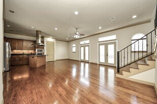 5711 Kiam St in Houston, TX - Building Photo