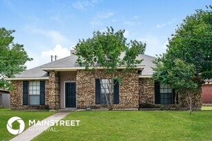 1014 Brookhaven Dr in Lancaster, TX - Building Photo