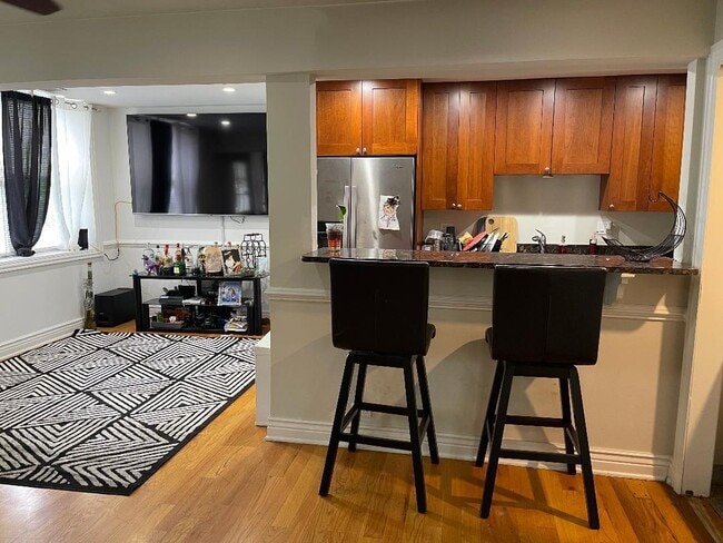 2501 W Touhy Ave, Unit 102 in Chicago, IL - Building Photo - Building Photo