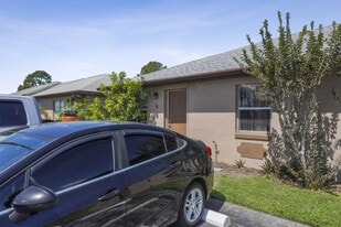 16 Las Brisas Way in Kissimmee, FL - Building Photo