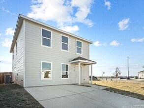 910 Stricker Path in San Antonio, TX - Building Photo - Building Photo