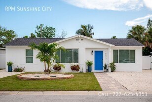 14032 N Bayshore Dr in Madeira Beach, FL - Building Photo