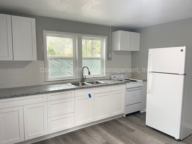 2010 E Waters Ave in Tampa, FL - Building Photo - Building Photo