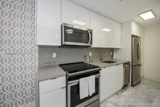 1255 Collins Ave in Miami Beach, FL - Building Photo - Building Photo