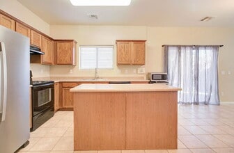 17762 W Hearn Rd in Surprise, AZ - Building Photo - Building Photo