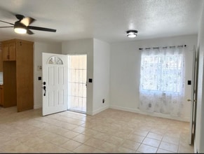 711 W Spruce St in Compton, CA - Foto de edificio - Building Photo