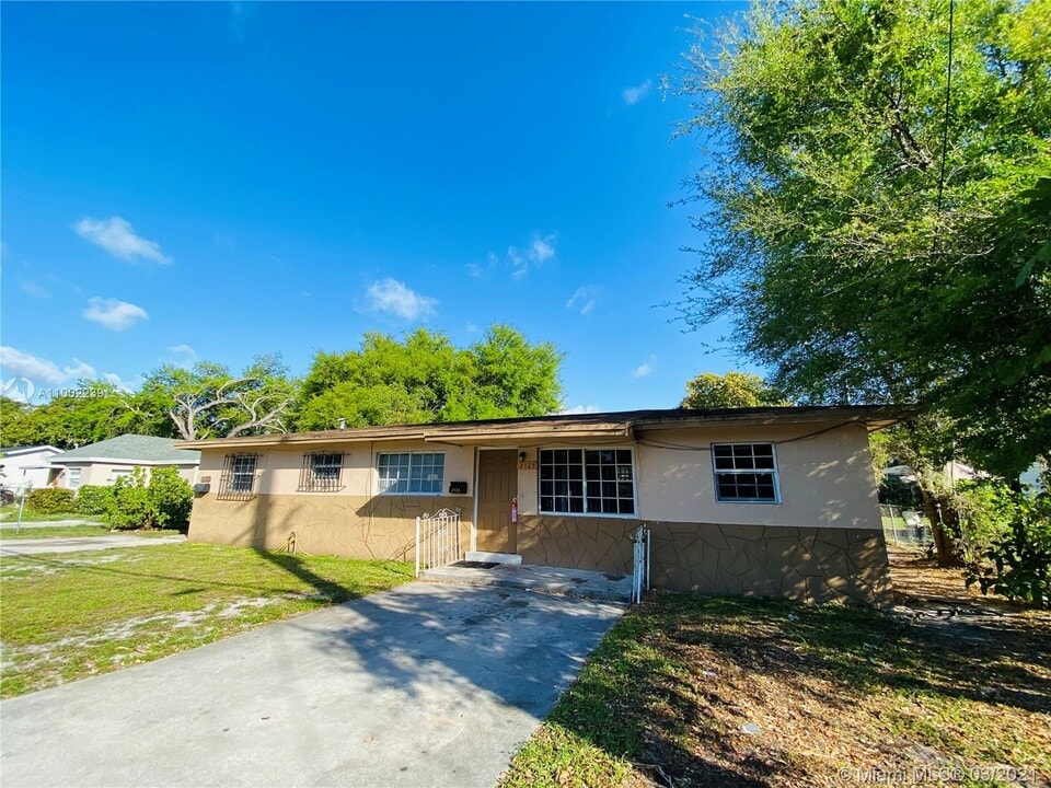 2125 NW 91st St-Unit -2125 in Miami, FL - Foto de edificio