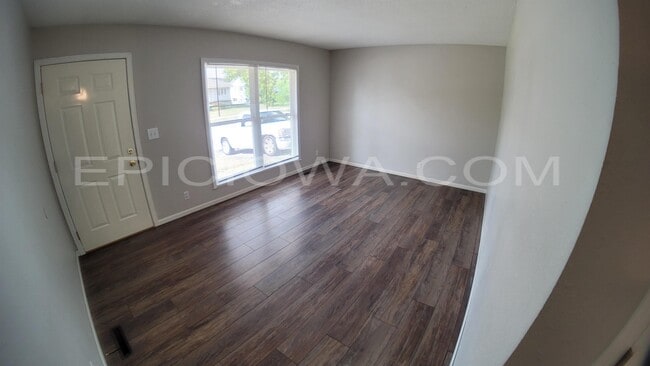 5808 Underwood Ave SW in Cedar Rapids, IA - Building Photo - Building Photo