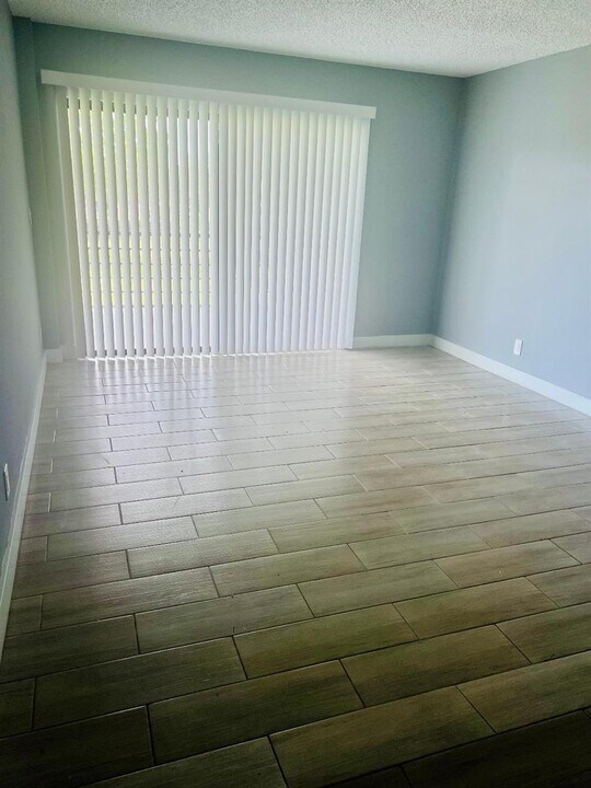 5981 Via Vermilya, Unit 305 in Lantana, FL - Building Photo