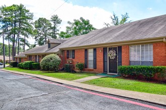 The Q's at Towne Oaks in Longview, TX - Building Photo - Building Photo