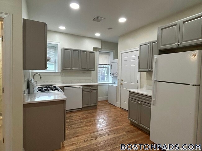 2036 Massachusetts Ave in Cambridge, MA - Foto de edificio - Building Photo