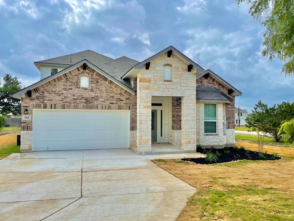 342 Firewheel Dr in Bandera, TX - Building Photo