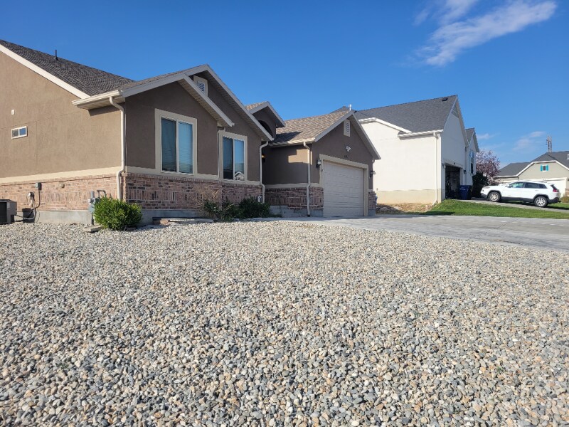 6951 Otter Creek Dr in West Jordan, UT - Building Photo