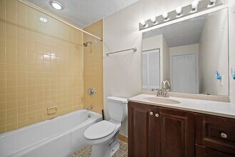 148 Quincy Shore Dr, Unit 31 in Quincy, MA - Building Photo - Building Photo