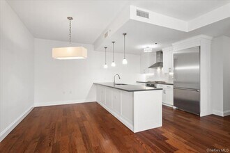 10 Byron Pl in Larchmont, NY - Building Photo - Building Photo