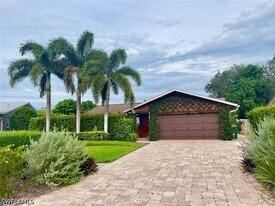 4836 Napoli Dr in Naples, FL - Building Photo