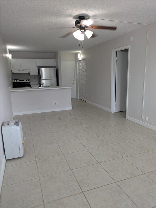 2771 Riverside Dr, Unit 317-A in Coral Springs, FL - Building Photo
